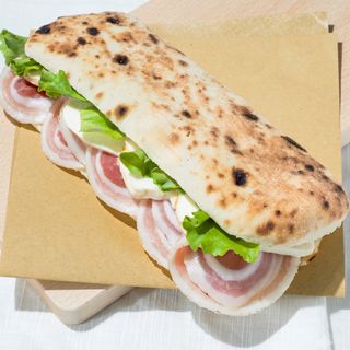 Saltimbocca con pancetta, provola e insalata