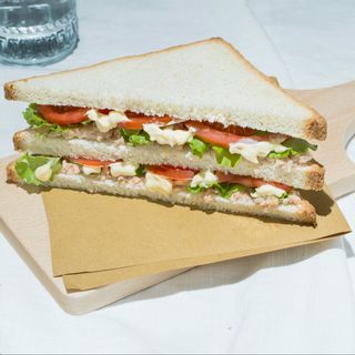 Tramezzino tonno, maionese, insalata e pomodoro