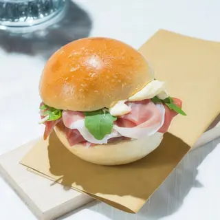Bun con crudo, insalata e maionese