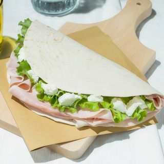 Piadina con cotto, insalata e Philadelphia