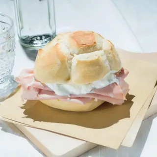Rosetta con mortadella e stracciata