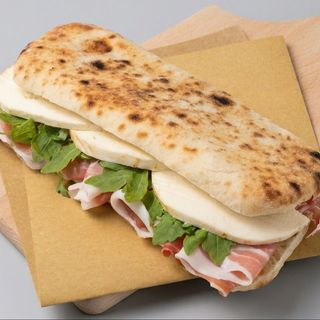 Saltimbocca crudo, rucola e scamorza