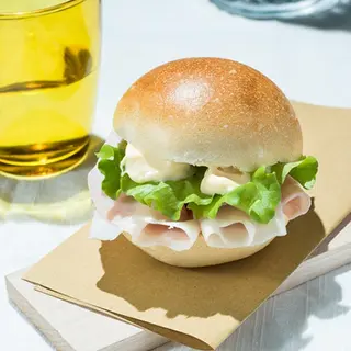 Bun con cotto, insalata e maionese