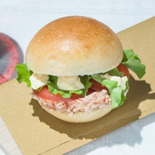 Bun con tonno, insalata, pomodoro e maionese