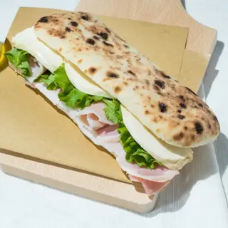Saltimbocca cotto, provola e insalata