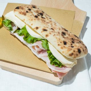 Saltimbocca cotto, provola e insalata