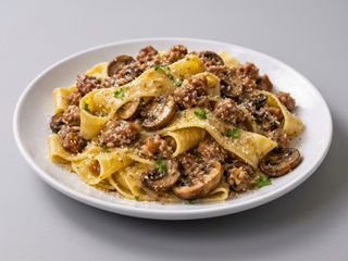 Pappardelle funghi e salsiccia