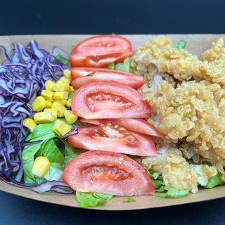 Insalata con pollo fritto