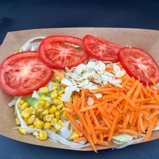 Insalata con burger di manzo