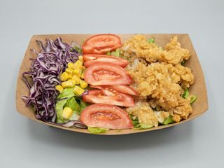 Insalata con pollo fritto