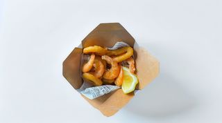 Frittura di anelli di calamaro e gamberi