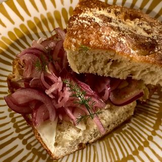 Focaccia con Cipolla Rossa marinata e Ragusano D.O.P.