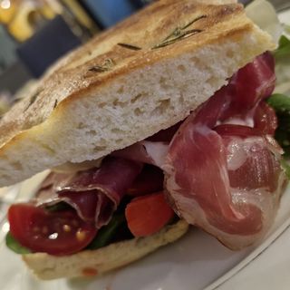 Focaccia con Coppa, Pomodorini e Scaglie di Ragusano D.O.P.