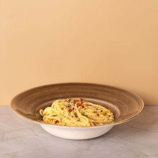 Spaghettoni con aglio, olio, peperoncino e prezzemolo