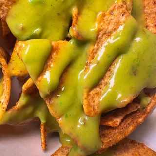 Nachos con salsa guacamole