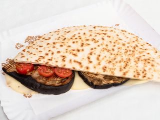 Piadina salame piccante, fontina e peperoni