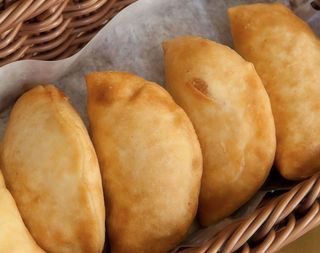 Panzerotto fritto mozzarella e passata di pomodoro