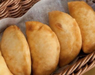 Panzerotto fritto gorgonzola e salame piccante