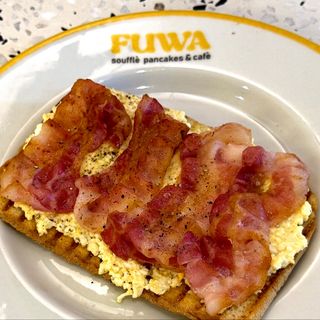 toast con uovo e bacon