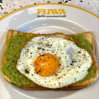 toast uovo e avocado