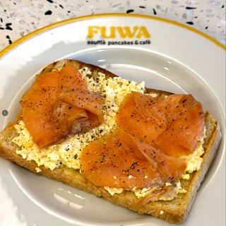 toast uovo e salmone