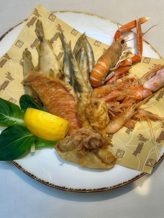 Fritto del pescato del giorno con le nostre acciughe con patatine