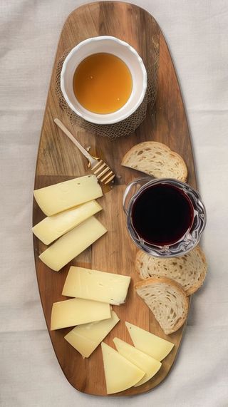 Selezione di formaggi premium con marmellata bio