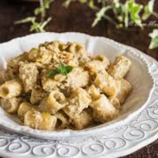 Rigatoni con carciofi e crema di ceci