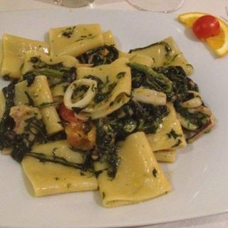 Paccheri con calamari freschi crema di ceci e cicoria