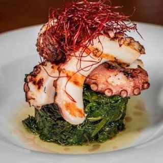 Tentacoli di polpo su letto di friarielli