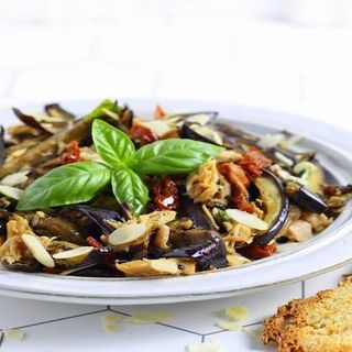 Insalatona con melanzane arrosto pomodorini freschi e secchi e basilico