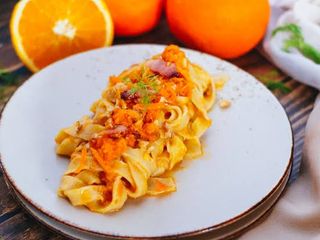 Tagliatelle  con porro,zest di arancia e merluzzo