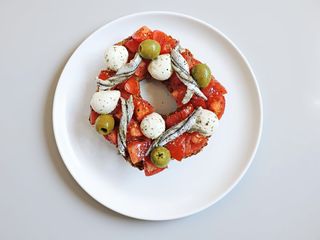 Fresella con mozzarella di bufala di Amaseno datterino e alici