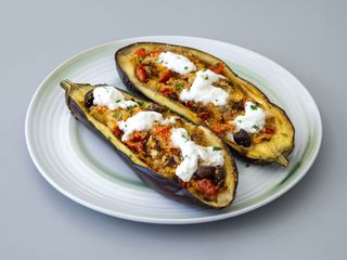 Melanzana arrosto, stracciatella, pomodori secchi e basilico