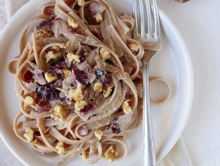 Fettuccine al radicchio tardivo, crema di noci e Parmigiano 36 mesi