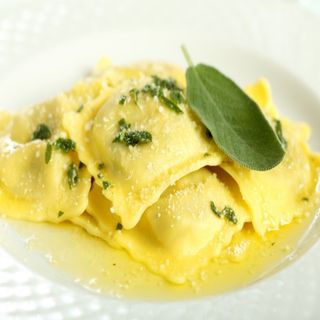 Raviolo con capesante e gambero rosa,con burro e salvia