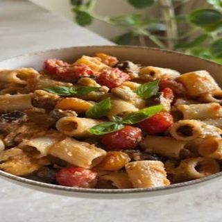 Rigatoni melanzane arrosto, pomodorini e polvere di pomodoro secco