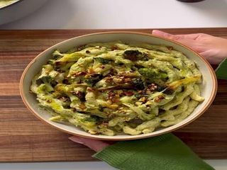 Tagliatelle  ai broccoli romani e acciughe, crumble di mandorle