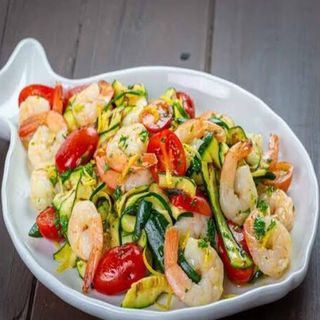 Insalatona mazzancolle,zucchine alla julienne,pomodorini e scaglie di ricotta