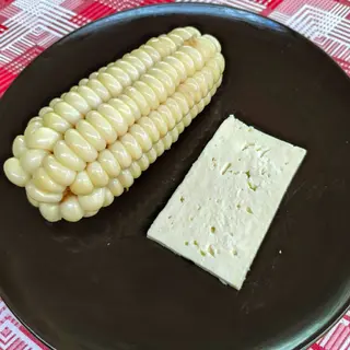 Porzione di choclo con formaggio