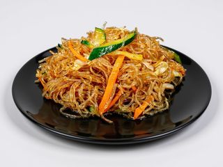 Spaghetti di soia saltati con verdure