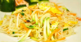 Spaghetti di riso e verdura