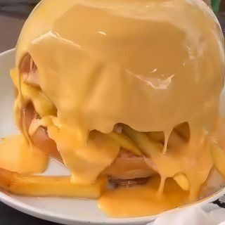 Hamburger becon fonduta ceedar