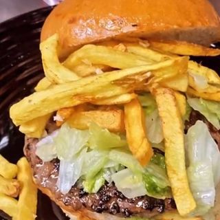 Hamburger e patatine fritte