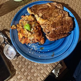 Bistecca chuck roll al piatto con melezane funghetto