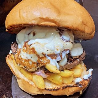 Hamburger patatine fritte provola becon