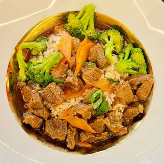 145. Riso coperto con manzo brasato