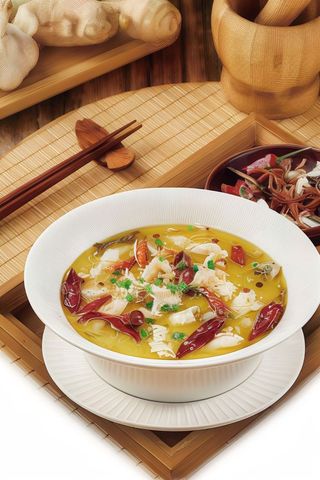 Pesce in brodo piccante con verdure fermentate