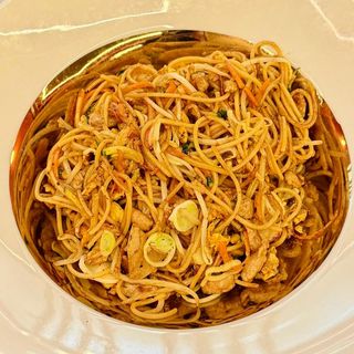 147. Noodles di grano con manzo salsa al pepe nero