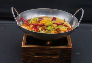 289Pollo piccante in tegame su fuoco